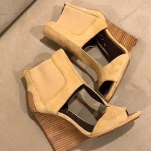 BCBG Maxazria  Wedges